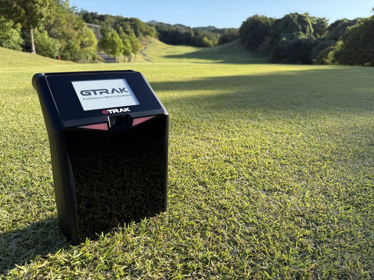 ゴルフ場の芝の上に置いたGTRAK