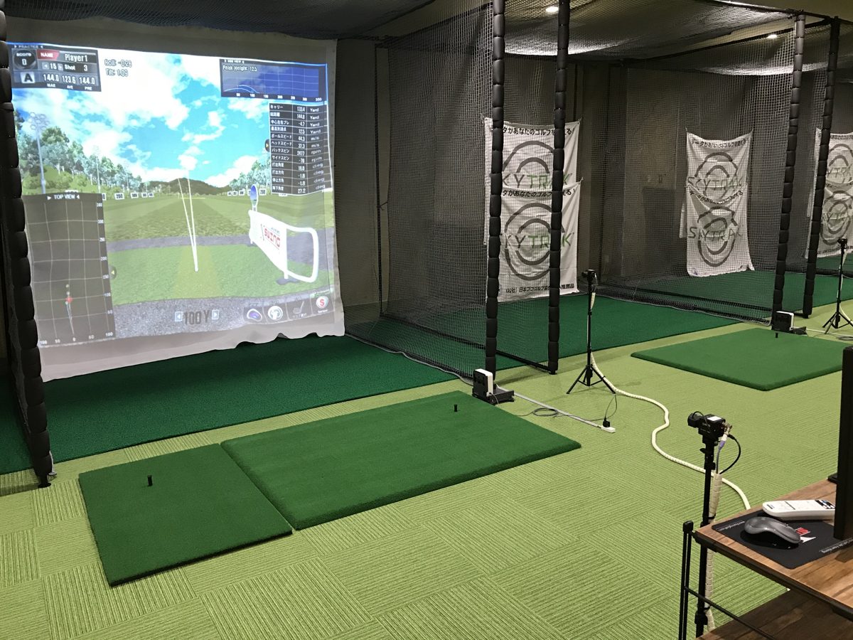 羽村のインドアゴルフ施設の開業時のブース(プロジェクターと弾道測定器)