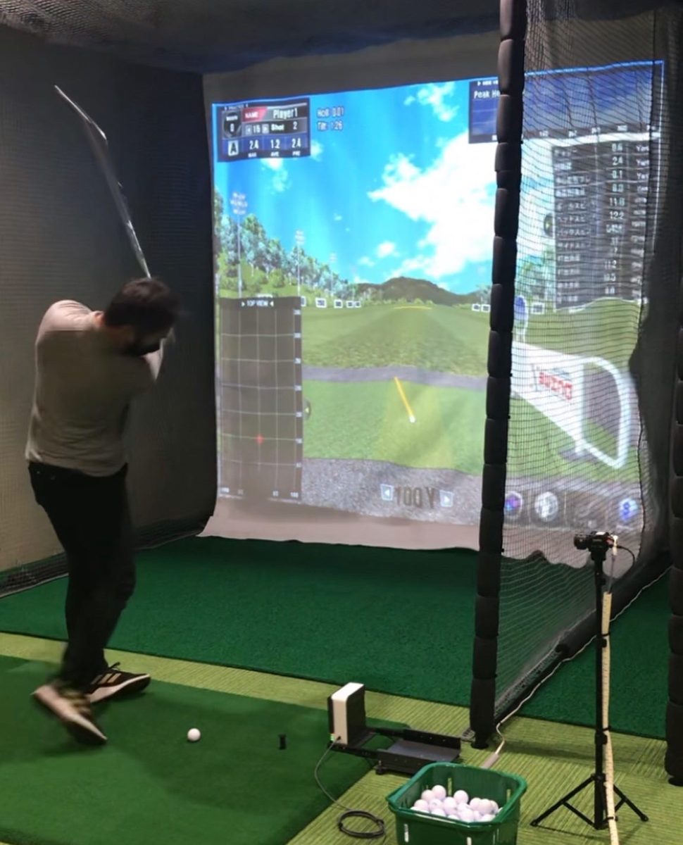 羽村の施設のプロジェクターのブースで打っている様子