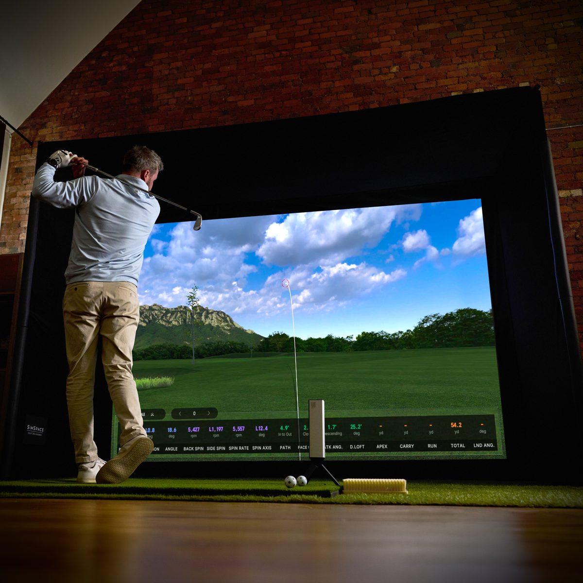 室内のスクリーンでSQUARE GOLF OMNIをシミュレーターとして使っている様子