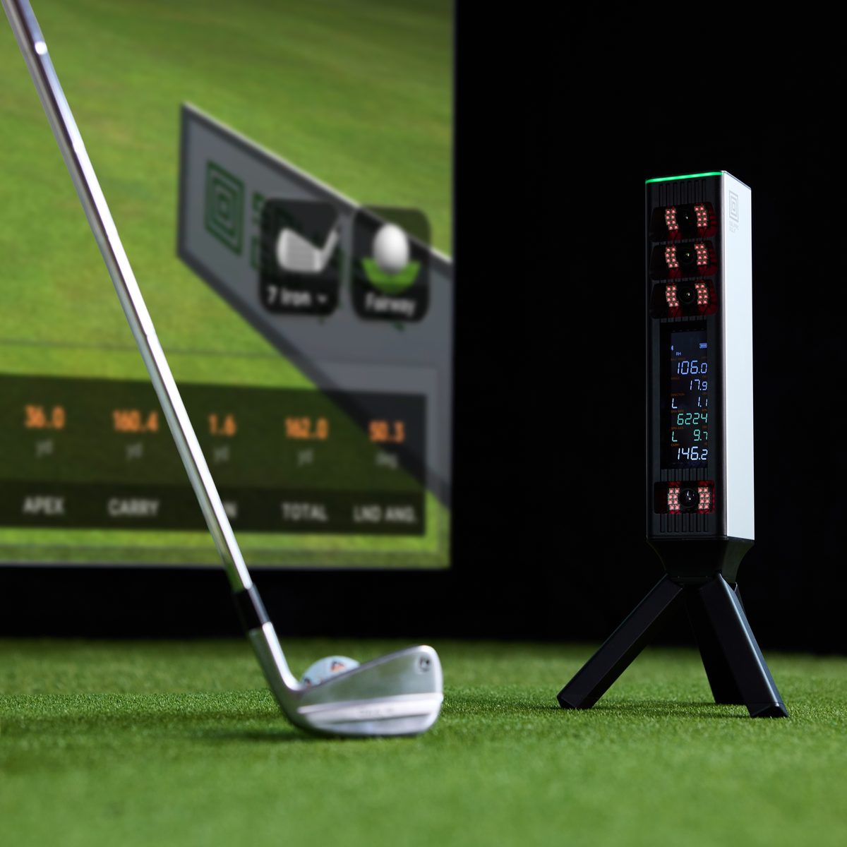 スクリーンの前に置いたSQUARE GOLF OMNIとアイアン